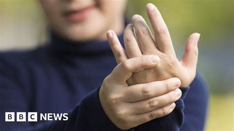 Scientists explain the sound of knuckle cracking - BBC News