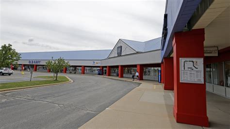 Oshkosh outlet mall still has Nike, Polo and Gap despite vacant stores