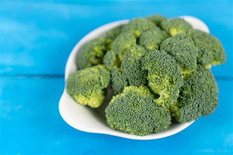 A broccoli on white background - Creative Commons Bilder