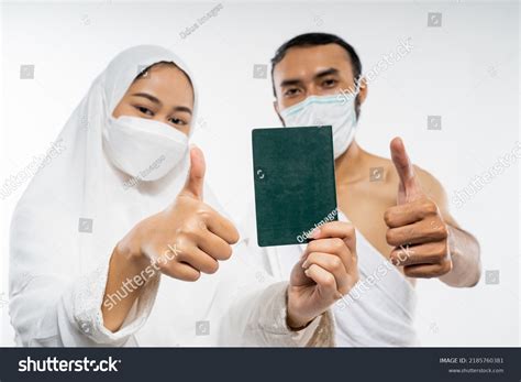 1,092 Muslim wearing ihram clothes Images, Stock Photos & Vectors | Shutterstock