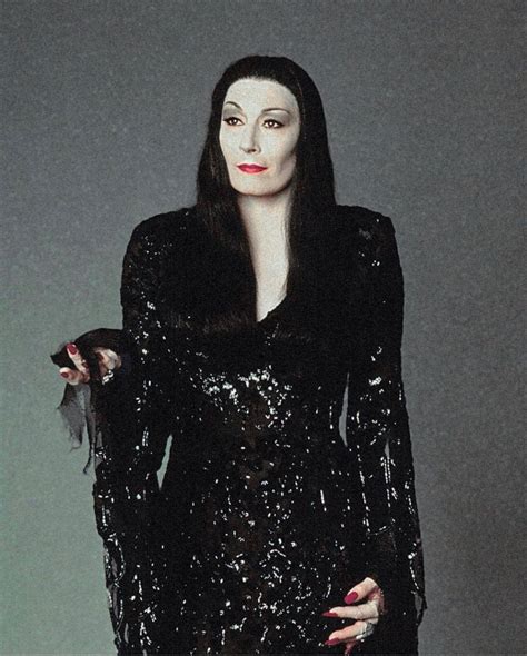 Anjelica Huston as Morticia Addams (1993) | Morticia addams, Fashion, Halloween dress