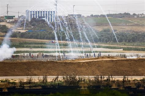 Israel Gaza border clashes leave Palestinians wounded today 2018-5-4 - CBS News