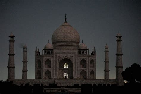 Taj Mahal Night View Dates 2024 - Peri Trista