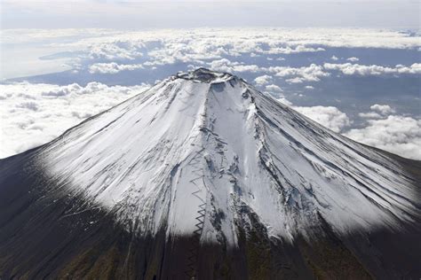 IN PHOTOS: Mt. Fuji gets season's first snowcap