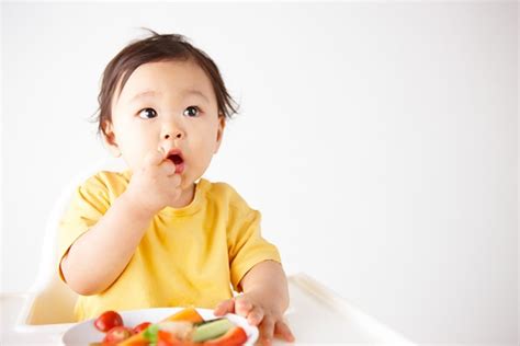 3 nguyên tắc nhất định mẹ phải biết khi cho con ăn hoa quả | nutifood.com.vn