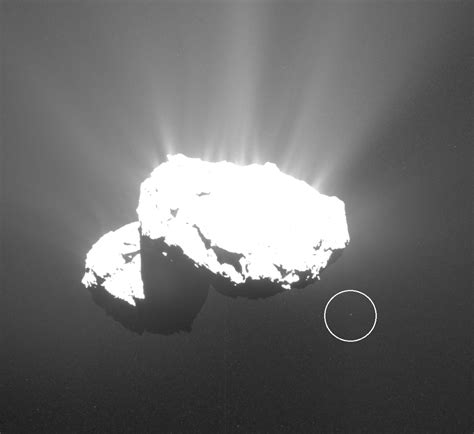 An Astrophotographer Noticed a Chunk of Ice Orbiting Comet 67P in ...