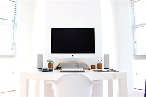 Banco de imagens : escrivaninha, computador, Mac, branco, escritório, estante, sala de estar ...