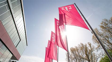 Deutsche Telekom Aktie: Analyst kürzt Kursziel – die T-Aktie juckt's ...