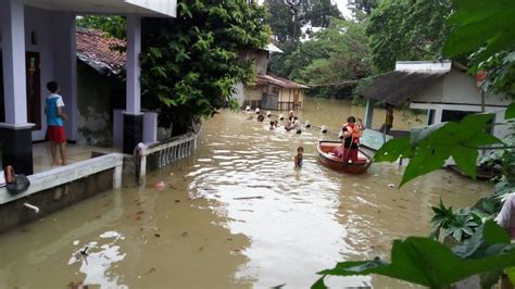 JAKARTA BANJIR: Banjir Kepung Jakarta, Jalanan Macet hingga Sekolah ...