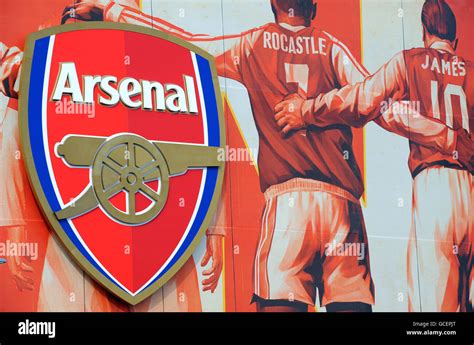 Arsenal badge football hi-res stock photography and images - Alamy