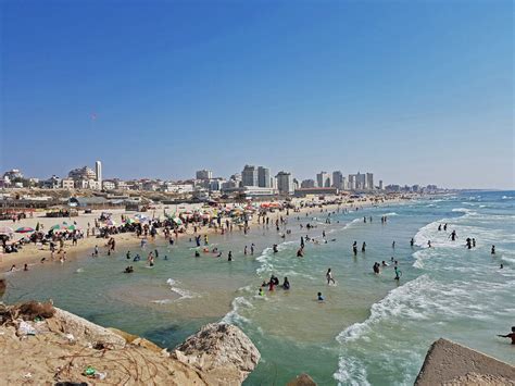 Gaza reports one dead and seven hospitalized after drowning in the sea