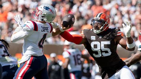 Myles Garrett breaks through to set Browns record for career sacks - ESPN