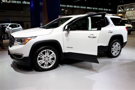 The 2021 GMC Acadia Balances the Good with the Bad