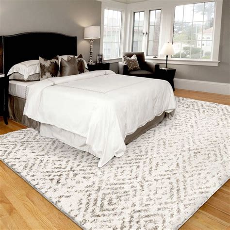 Pin by cecilia holling on Bedroom Rugs | Plush area rugs, Rug size king bed, Rug under bed