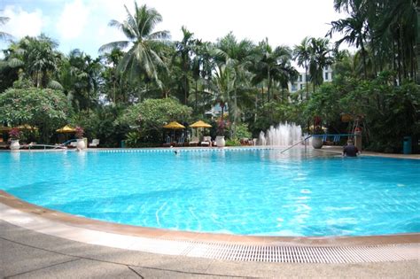 File:Swimming pool of the Shangri-La Hotel Singapore - 20051113.jpg