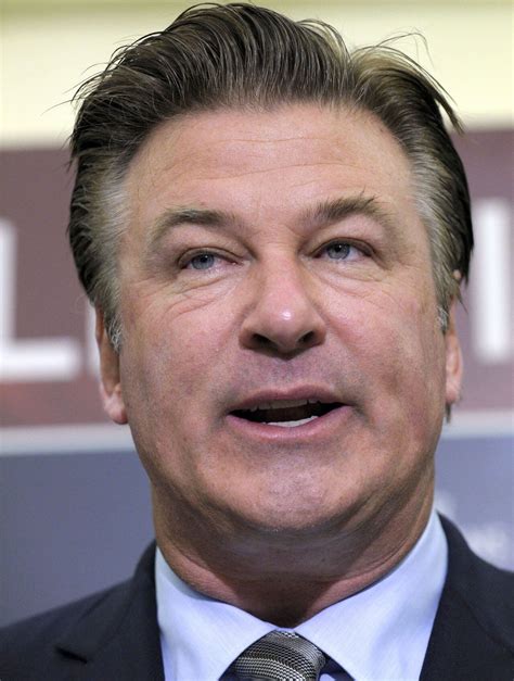 Alec Baldwin's 'apology' for airline incident starts new fight -- with Greyhound Bus Lines ...