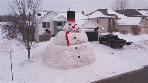 30-foot-tall snowman made by Buffalo, Minn. family becomes neighborhood ...