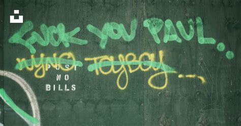 Foto Una pared verde con graffiti escrito en ella – Imagen NY 11354 gratis en Unsplash