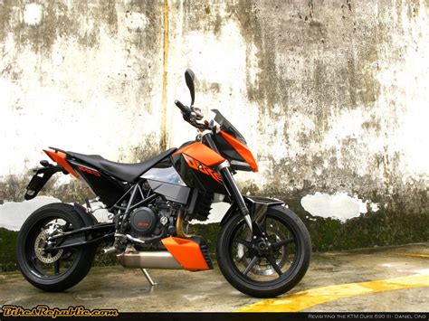 Orange Hooligan - Revisiting the KTM Duke 690 III - BikesRepublic