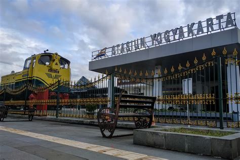 Foto : Kenapa Letak Stasiun KA di Indonesia Sering Kali Sangat Berdekatan?