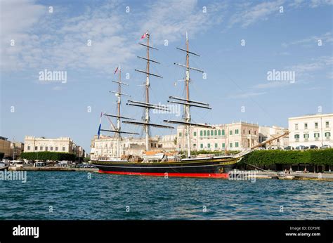 Three masted sailing ship hi-res stock photography and images - Alamy