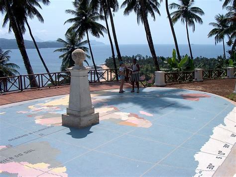 Monument symbolisant l’équateur sur l’île de Rolas Sao Tomé-et-Principe, 2020