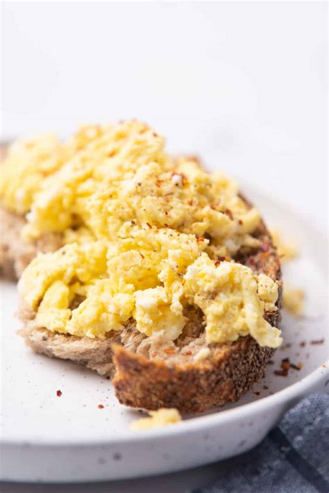 Easy Microwave Scrambled Eggs (3 Minute Recipe!)