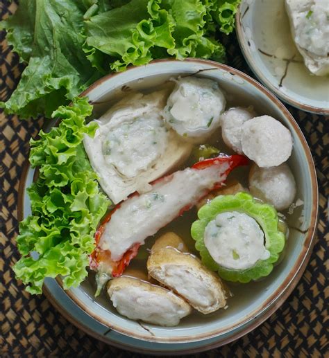 Indonesian Medan Food: Yong Tau Fu (Tofu and Fish Balls Soup)