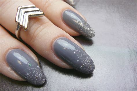 Mani Monday: Glittering Gray | Kaitlyn Elisabeth Beauty