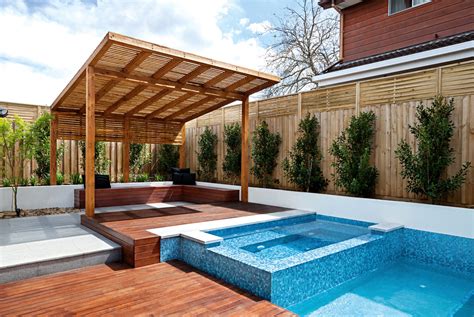 REAL POOL: Fully-tiled pool and spa design - Completehome