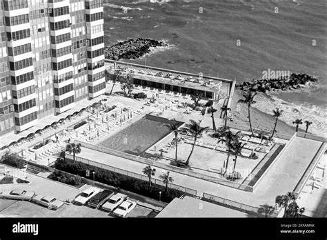 Hotelpool am Strand in Miami Beach, Florida, USA 1965. Hotel pool on the beach in Miami Beach ...
