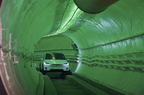 Tesla-Chef eröffnet Test-Tunnel in Los Angeles | WEB.DE