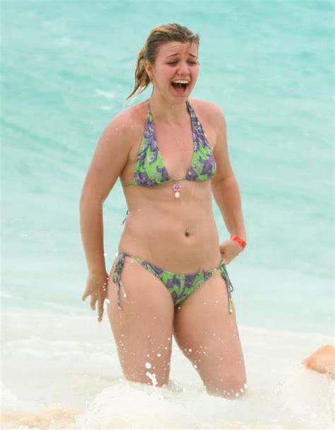 Kelly Clarkson At The Beach - Celebrities, Celebrity Funny - Great Pictures of Celebrities