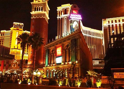 20 Top-Rated Tourist Attractions in Las Vegas | PlanetWare | Romantic city, Las vegas tourist ...