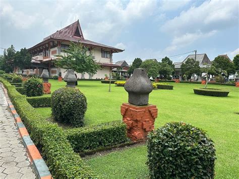 Publicado por @ngsiangping: #TheTrowulanMuseum is an archaeological museum located in #Trowulan ...