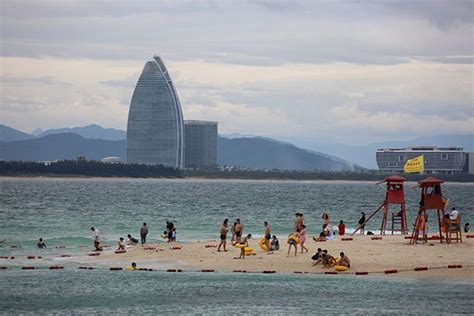 Hainan Beach Resort Aims to Attract One-Quarter More Tourists Next Year