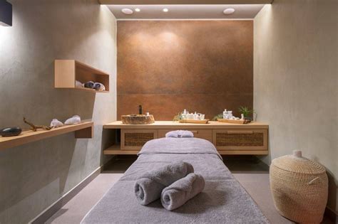 Attractive Salon Interior Design and Arrangement Ideas | Spa room decor, Massage room decor ...
