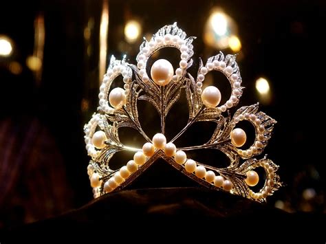 Iconic Mikimoto Crown muling ginamit sa 66th Miss Universe Pageant ...