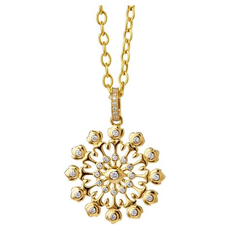 Diamond Gold Flower Pendant For Sale at 1stDibs