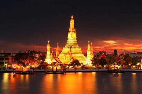 Seven Things That You Never Expect On WAT Arun In Bangkok.