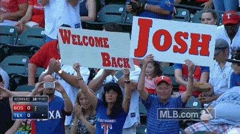 Josh Hamilton gets standing ovation in return to Texas, promptly hits a double