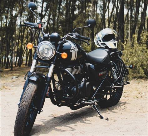 Royal Enfield Meteor 350 Looks Dashing in Custom Glossy Black Colour