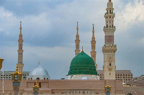 Mind-Blowing shot of the Green dome of Masjid al Nabawi Stock Photo ...