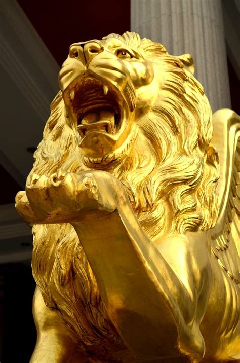 Golden Lion Statue Hd - 910x1375 Wallpaper - teahub.io