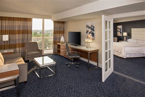 Tampa Hotel Rooms and Suite Accommodations | Sheraton Tampa Riverwalk Hotel