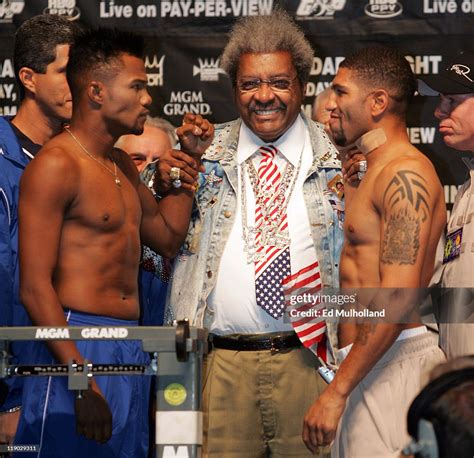 Felix "Tito" Trinidad and Ronald "Winky" Wright pose with promoter ...