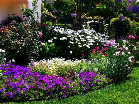 40+ Beauty Landscaping Flower Beds Ideas #LandscapingFlowerBeds in 2020 ...