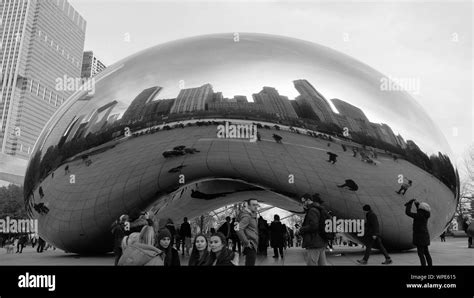 Reflections in the Chicago bean Stock Photo - Alamy