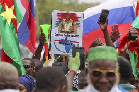 Burkina Faso's latest coup leader named transition president | AP News