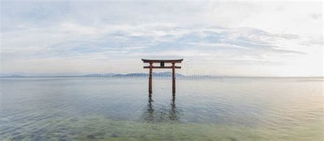 La Puerta Del Torii De La Capilla De Shirahige En El Lago Biwa Cerca De Takashima Foto de ...